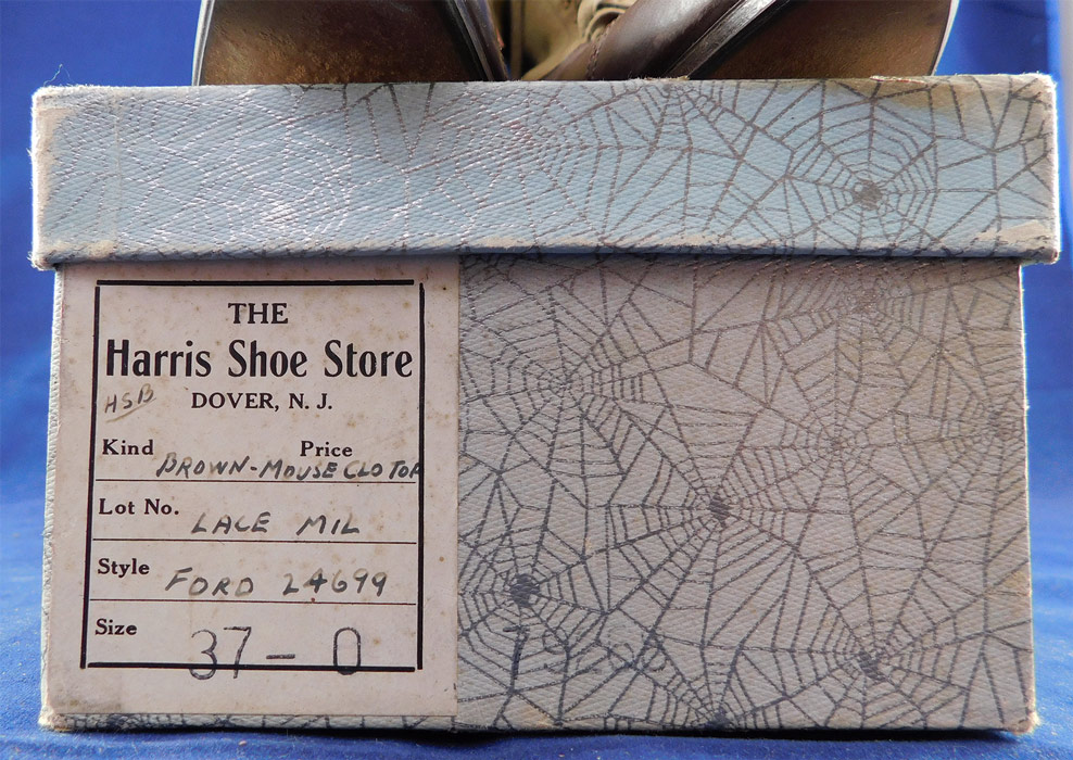 Unworn Edwardian Two Tone Brown High Top Laceup Cloth Boots & Spiderweb Shoe Box
They come in the original shoe box covered with a wonderful spider web cobweb graphics foil paper from "The Harris Shoe Store" in Dover, New Jersey and are stamped on the outside of the box a European size 37.