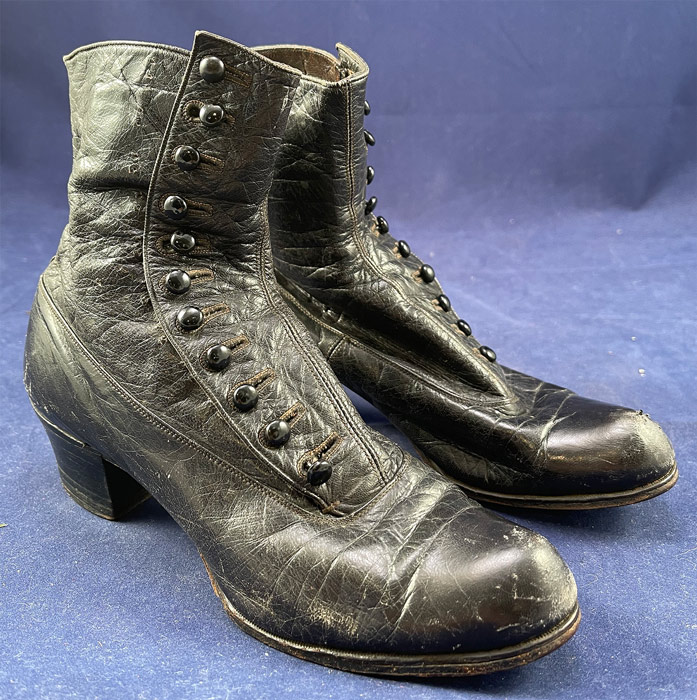 Victorian Vintage Conniff & Toher Black Leather High Top Button Boots Shoes
This pair of antique Victorian era Conniff & Toher black leather high top button boots shoes date from 1900. They are made of black leather. 