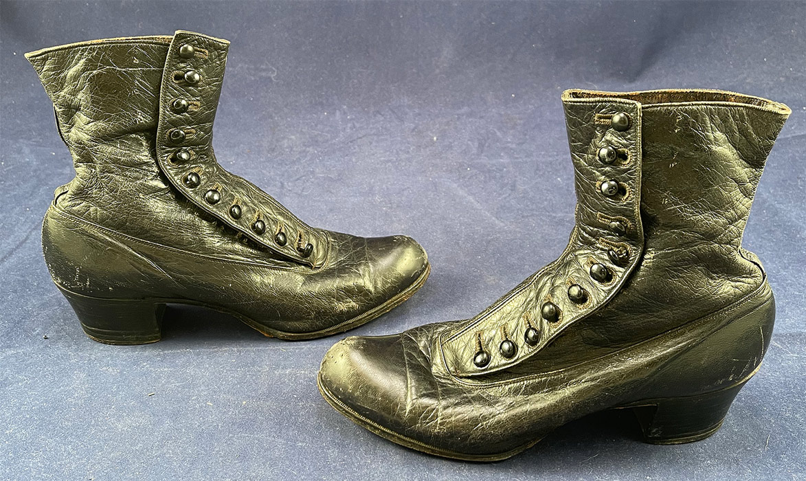 Victorian Vintage Conniff & Toher Black Leather High Top Button Boots Shoes
These beautiful boots have rounded toes, the original 11 black shoe buttons for closure, painted black stacked wooden cube heels and there is a "Conniff & Toher Oneida, N.Y." label sewn inside the top. 