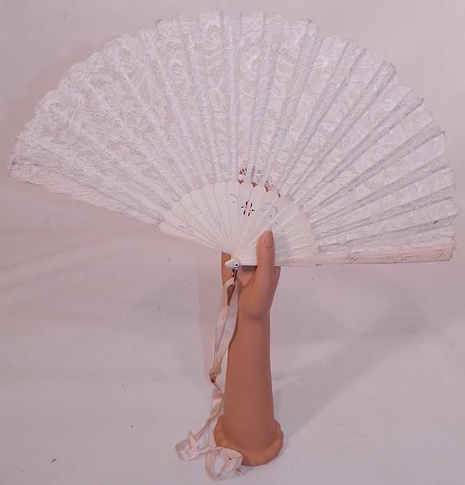 Antique Victorian Bridal Wedding White Bobbin Lace Pleated Folding Fan. This Victorian era antique bridal wedding white bobbin lace pleated folding fan dates from 1900.