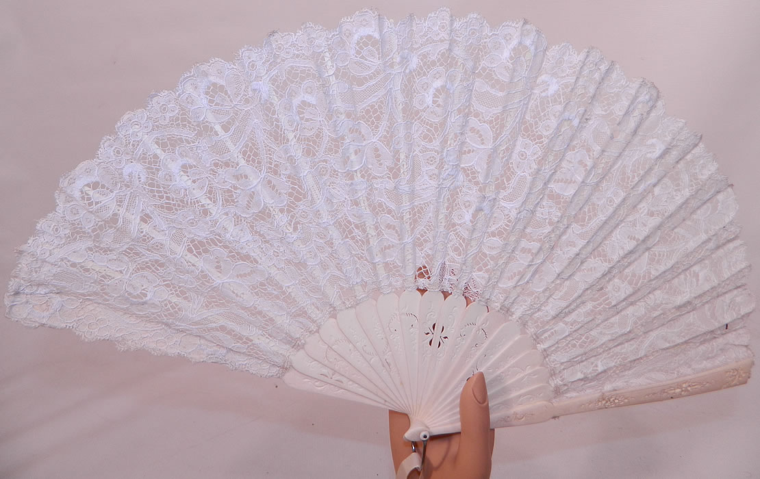 Antique Victorian Bridal Wedding White Bobbin Lace Pleated Folding Fan. It is made of a pleated white hand made bobbin lace, with decorative carved pierced bone sticks and guards.