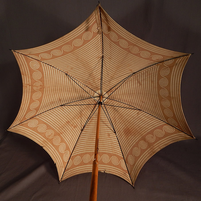 Victorian Brown Spiral Striped Cotton Wood Handle Summer Beach Parasol
It is in good as-is condition, has not been cleaned, with some faint staining discoloration in areas, slight fraying along the edging and the metal spokes are slightly bent, but still open up. This is truly a wonderful parasol perfect for an Edwardian era ladies summer outing!