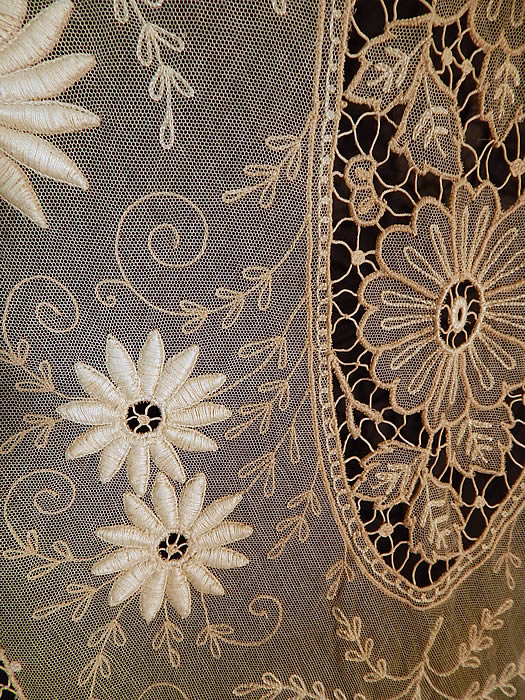 Antique Cream Net Tambour Embroidery Lace Daisies Drawn Cutwork Bedspread
There is a decorative daisy flower, petal shape border medallion oval design in the center and floral vine leaves in each corner. 
