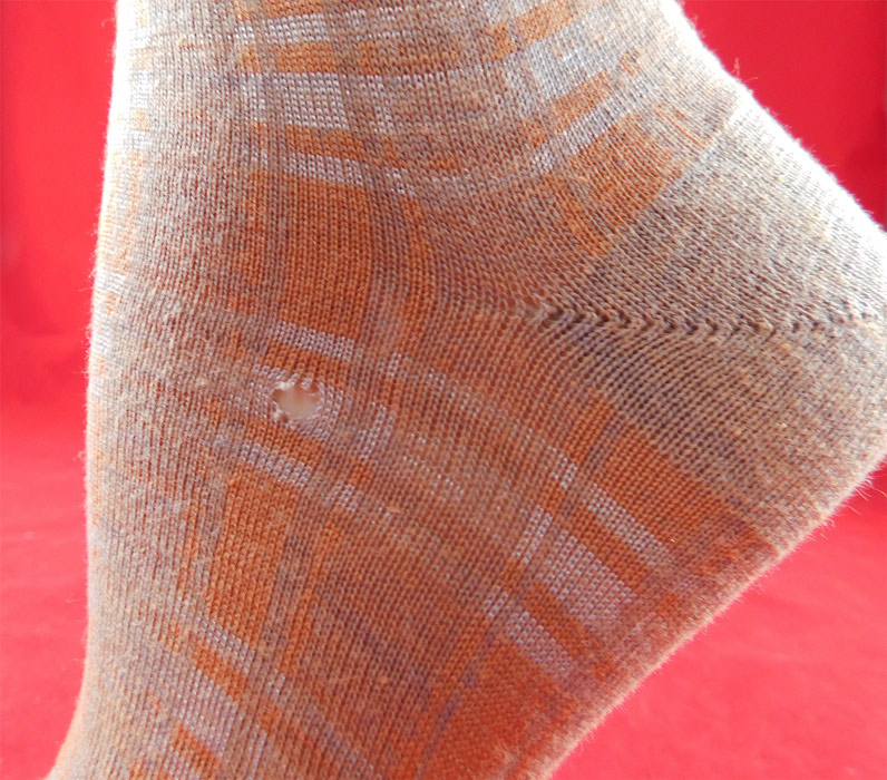 Victorian Wool Peach Beige White Check Plaid Pattern Thigh High Stockings Socks
They are in good condition and appear unworn, with only a tiny moth hole on one sock foot area (see close-up). These are truly a rare and amazing piece of antique Victoriana hosiery wearable art! 
