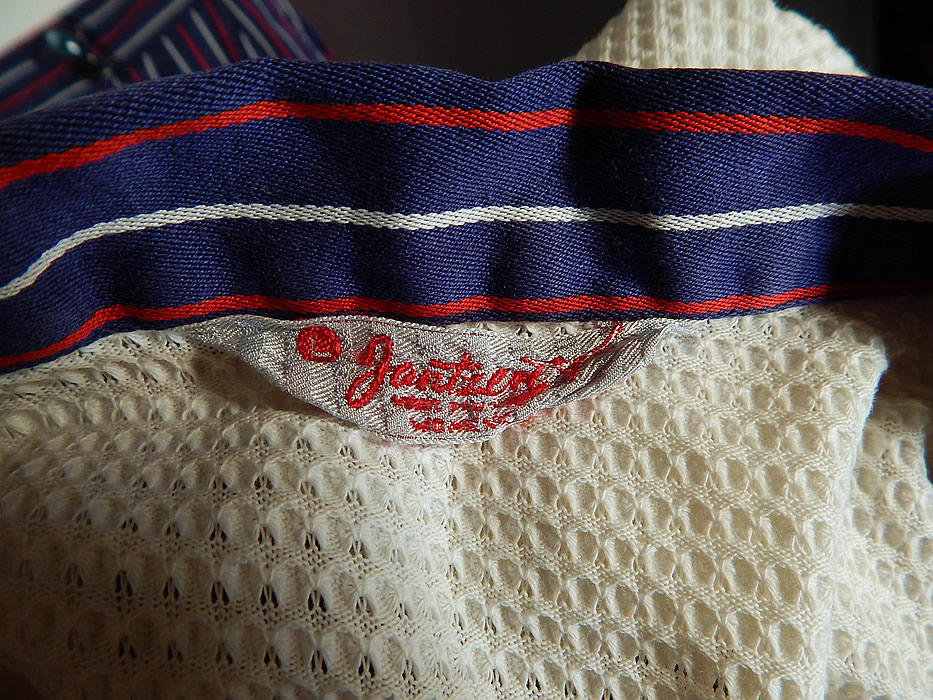 Vintage Jantzen Womens Sportswear Red White Blue Golf Outfit Shirt Shorts
The shorts measure 20 inches long, with a 28 inch waist and 40 inch hips. It is in good condition, with only some faint underarm discoloration stains. This is truly a wonderful piece of womens golfing sportswear retro wearable art!