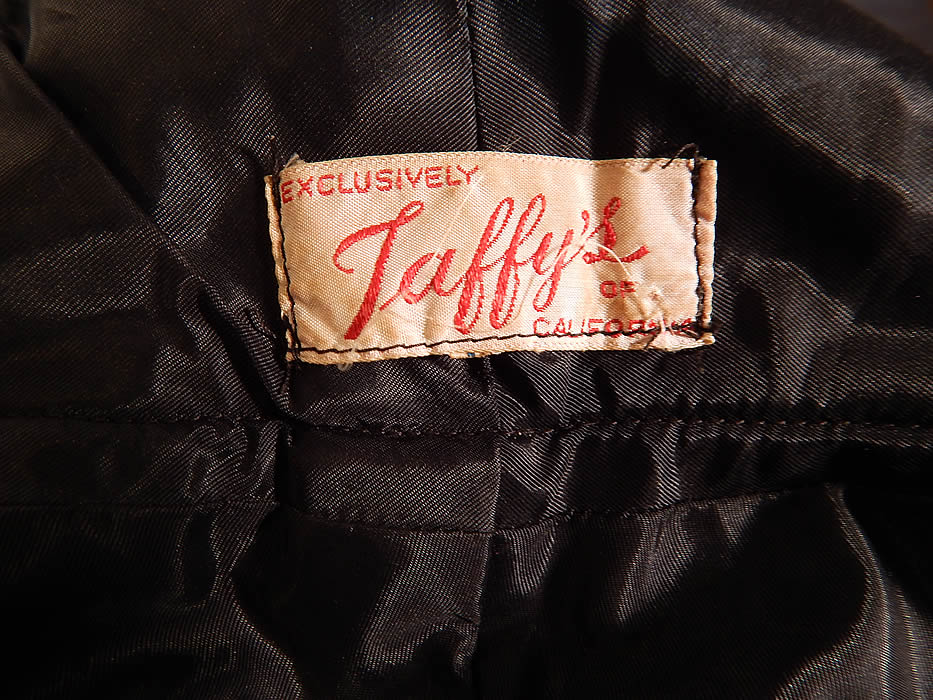 Vintage Taffy's of California Black Velvet Fringe Trim Evening Wrap Stole Shawl
There is an "Exclusively Taffy's of California" label sewn inside