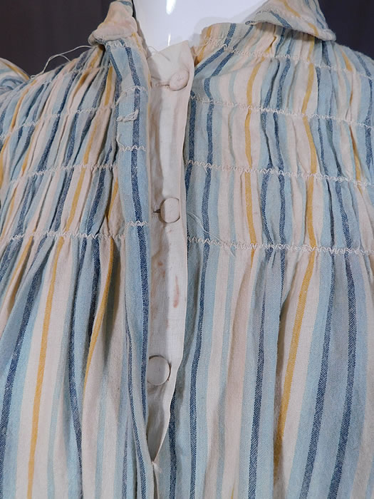 Victorian Striped Print Flannel Wool Watteau Wrapper Workwear Morning Dress
This is truly a wonderful piece of antique Victoriana textile art! 