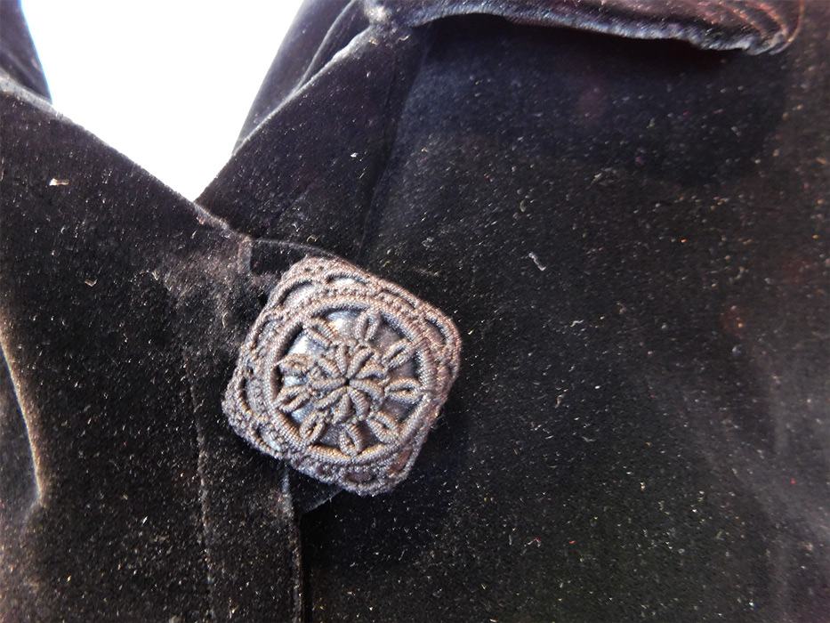 Edwardian Black Velvet Crochet Button Trim Winter Walking Suit Long Coat Jacket Skirt
The outfit is in good as-is condition, with a tiny tear on the back jacket and some slight fraying on a few of the crochet buttons. This is truly a wonderful piece of wearable art! 