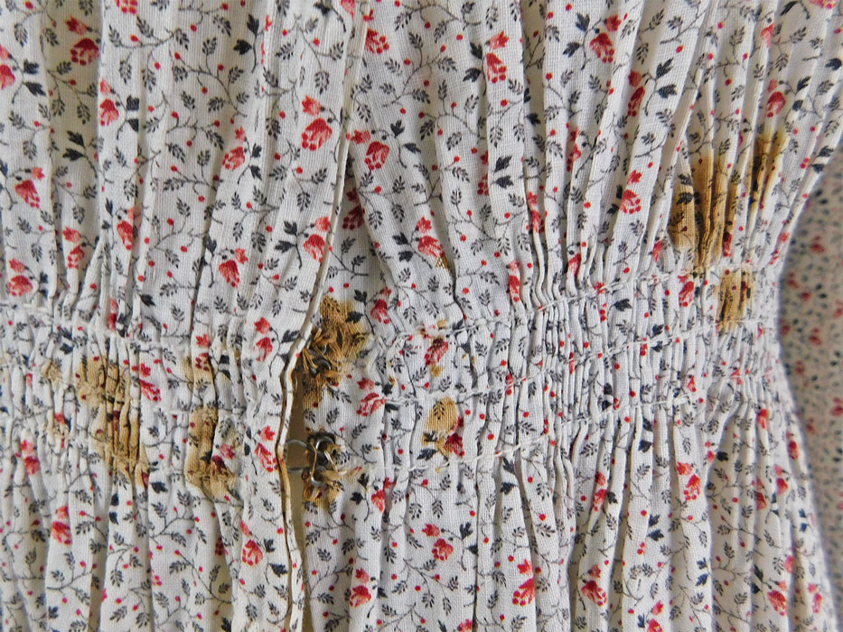 Victorian Black & White Red Roses Print Calico Wrapper Women's Workwear Dress
It is in good as-is condition, has not been cleaned with a several small rust spot stains on the waist and skirt (see close-ups). This is truly a wonderful piece of antique Victoriana workwear calico print wearable art.