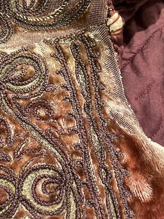 Victorian Gold Velvet Embroidered Soutache Passementerie Trim Dolman Mantle Cape
It is in good condition, with faint fade discoloration and some wear on the velvet nap (see close-up).