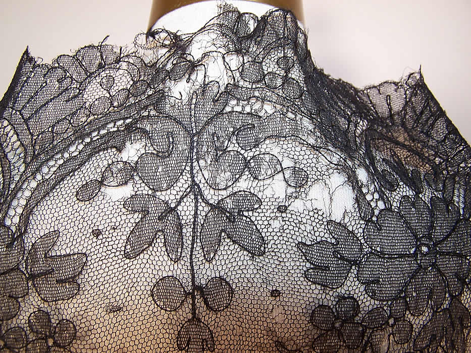 Victorian Civil War Antique Black Chantilly Lace Mantilla Shawl