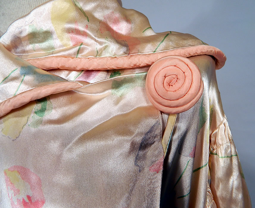 Vintage Pink Satin Tulip Water Color Pastel Print Peignoir Dressing Gown Belted Robe. It is made of a luxurious pale pink silk satin fabric, with a water color pastel print of tulip flowers. 