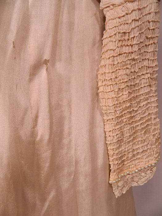 Edwardian Cream Silk Ruched Pearl Beaded Lace Trim Wedding Gown Train Skirt Dress
It is in good as-is condition, with a few frayed holes on the sleeve, front skirt and the inside top silk lining is shattered. 