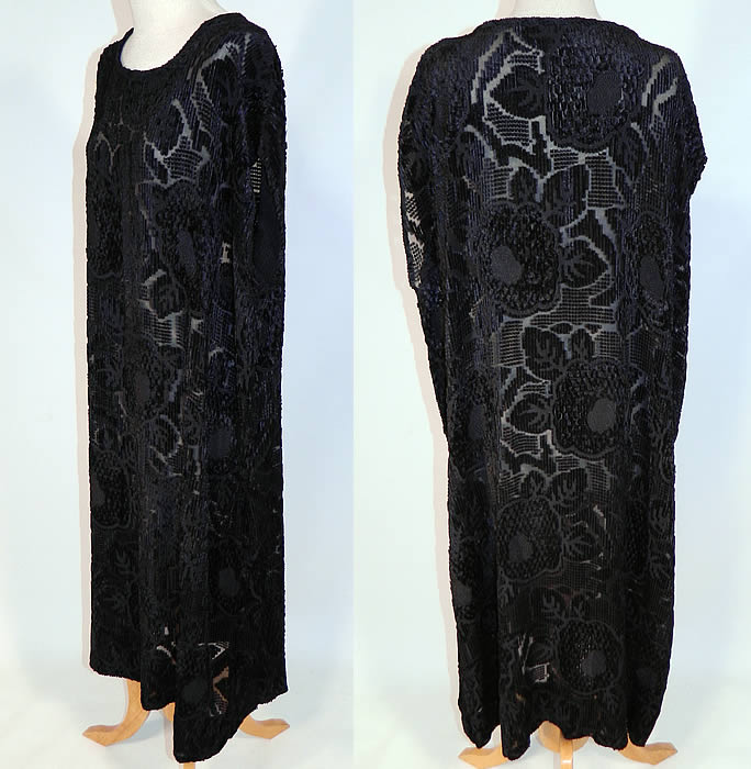 Vintage Art Deco Black Floral Burnout Voided Velvet Silk Drop Waist Flapper Dress
This fabulous flapper dress is loose fitting with a drop waist, straight shift style, short cap sleeves, slight gathering along the hips and is sheer, totally unlined.