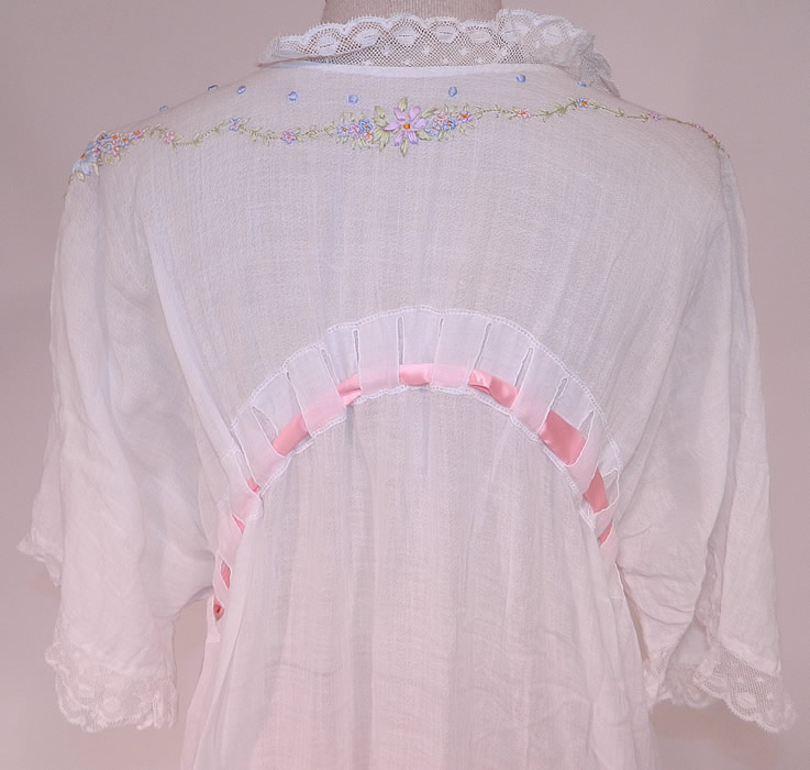 Edwardian Titanic White Cotton Rosette Embroidered Lace Peignoir Dressing Gown Robe
It is in excellent clean condition. This is truly a wonderful piece of fine quality romantic wearable lingerie art!