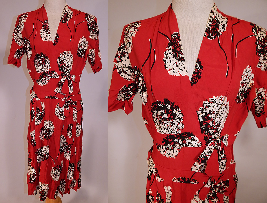 Vintage NY Creation Red Black & White Clover Flower Novelty Print Rayon Dress
This vintage NY Creation red, black and white clover flower novelty print rayon dress dates from the 1940s. It is made of a red rayon fabric with a black and white clover flower print design.