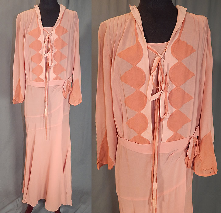 Vintage Art Deco Old Rose Pink Silk Crepe de Chine Appliquéd Belted Bias Cut Dress
This Art Deco vintage old rose pink silk crepe de chine appliqué belted bias cut dress dates from the 1930s.