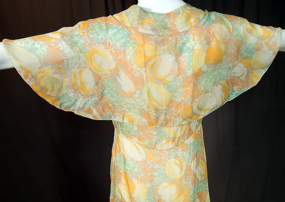 Vintage Yellow Tulip Flower Print Silk Shawl Collar Cape Bias Cut Dress
It is in excellent condition. This is truly a wonderful piece of wearable art! 