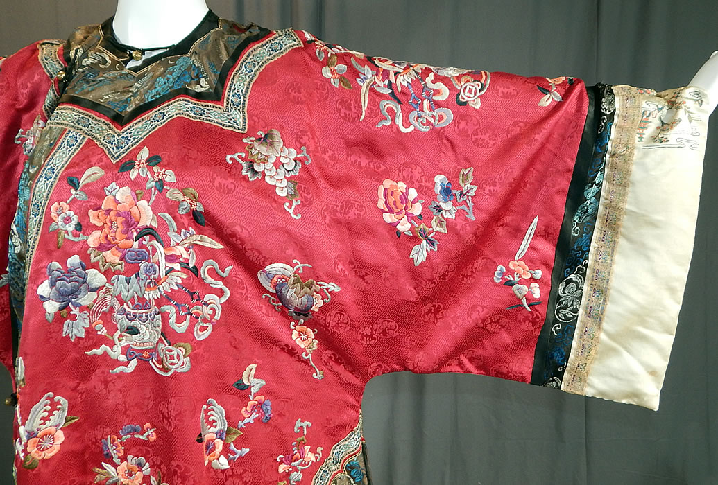 Antique Chinese Red Silk Embroidered Forbidden Stitch Sleeve Band Cuff Qipao Robe
There is silk damask woven ribbon trim edging and white silk wide sleeve band cuffs with colorful forbidden stitch Peking knot hand embroidery work of Chinese figures. 