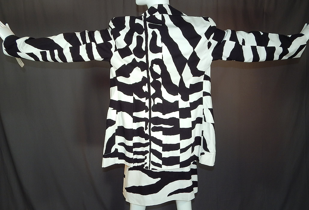 Vintage Cheap and Chic Moschino Black & White Zebra Stripe Blazer Suit Jacket Skirt NWT
The jacket measures 30 inches long, with a 34 inch waist, 40 inch bust and 25 inch long sleeves. There is a matching zebra striped short skirt, with zipper closure and is lined. The skirt measures 16 inches long, with 40 inch hips and a 30 inch waist. 