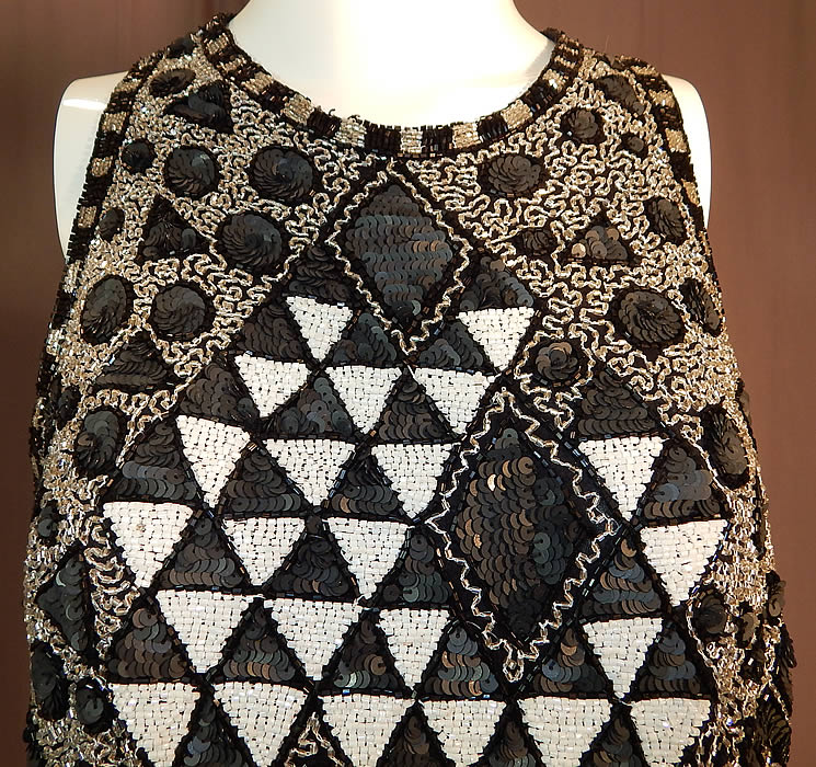 Vintage Naeem Khan Riazee Art Deco Flapper Style Beaded Blouse Sleeveless Top NWT
It is made of a black silk fabric, completely covered with silver, black and white sequin beaded geometric abstract Art Deco designs. 