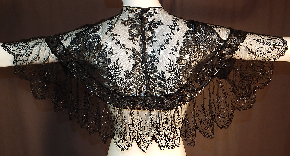 Victorian Black Chantilly Lace Jet Beaded Shawl Collar Fichu Pelerine Cape
It is in good condition, with only a few tiny holes in the lace.