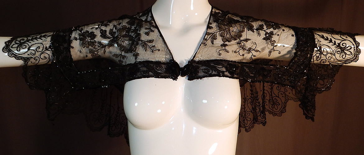 Victorian Black Chantilly Lace Jet Beaded Shawl Collar Fichu Pelerine Cape
This is truly a wonderful piece of antique Victoriana wearable beaded lace art!