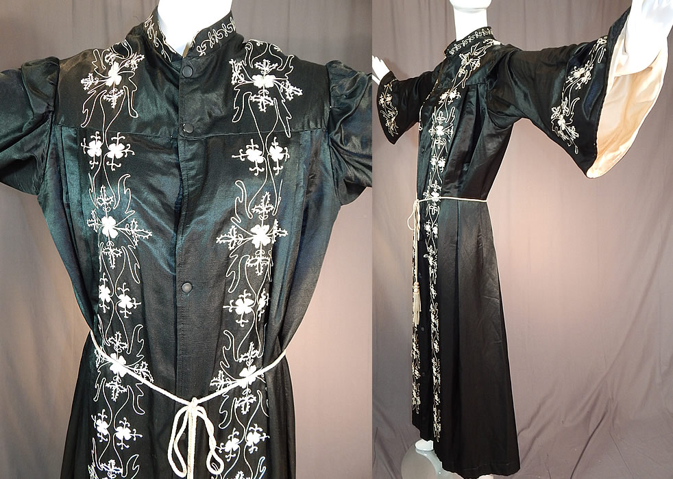 Victorian Vintage Ward Stilson Co Fraternal Regalia Odd Fellows Ceremonial Robe Gown
It is made of a black silk satin fabric, with contrasting white chain stitching embroidery work done in a floral four leaf clover pattern design. 