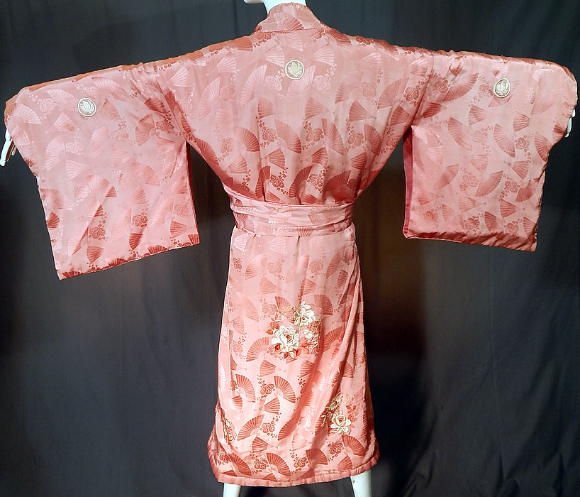 Vintage Japanese Pink Silk Damask Fan Floral Embroidered Mon Belted Kimono Robe
There are pastel silk raised padded satin stitch hand embroidered rose flowers along the bottom and on the belted tie sash ends. 