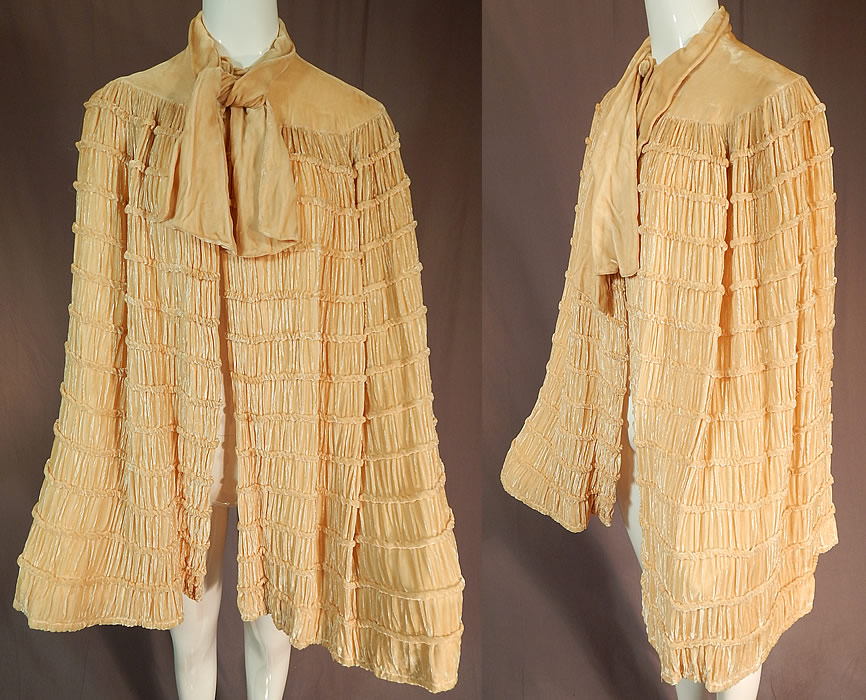 Vintage Art Deco Ruched Pleated Cream Silk Velvet Flapper Evening Cloak Cape
This vintage Art Deco ruched pleated cream silk velvet flapper evening cloak cape dates from the 1920s.