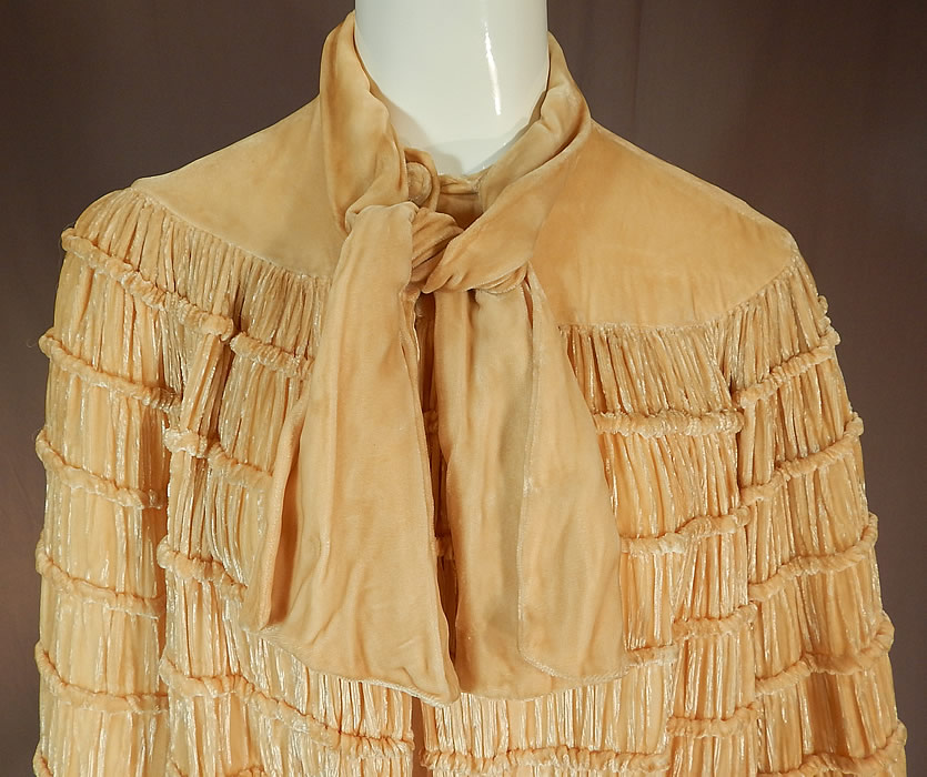 Vintage Art Deco Ruched Pleated Cream Silk Velvet Flapper Evening Cloak Cape
It is made of a cream color silk velvet fabric with ruched pleated gathering quilted details. 