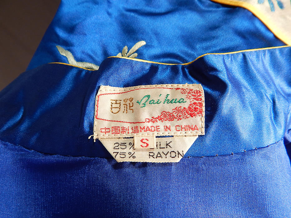 Vintage Bai hua Chinese Blue Silk Rayon Embroidered Pajamas Pants Robe NWT
This perfect pajama ensemble has a mid length short surcoat style robe jacket, with a mandarin collar, long full sleeves, with white silk colorful embroidered cuffs, trim edging, yellow knotted button toggle trim closures down the front and is fully lined, with a "Bia hua Made in China" label and size Small tag sewn inside. 