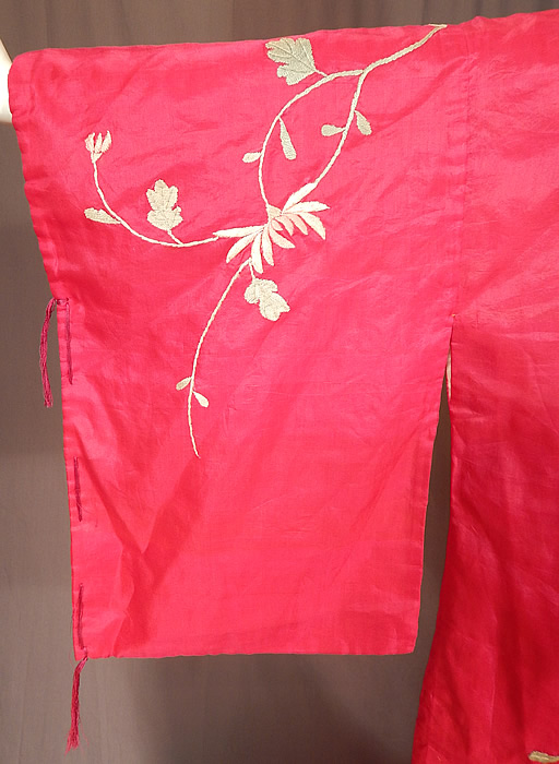 Vintage Japanese Fuchsia Pink Silk Chrysanthemum Embroidered Kimono Robe
This is truly a wonderful piece of wearable Japanese Japonism wearable textile art! 