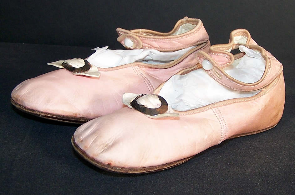 Edwardian Girls Pink Leather Buckle Mary Jane Shoes  Front view.