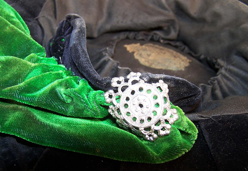 Victorian Pleated Black Green Velvet Wide Brim Plate Hat Close up.