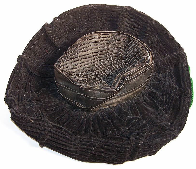  Victorian Pleated Black Green Velvet Wide Brim Plate Hat Close up.