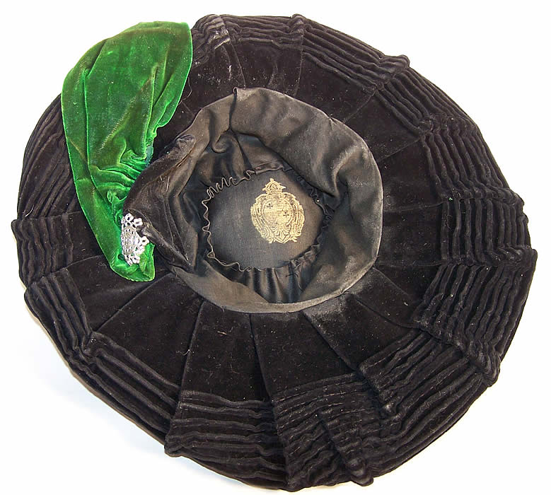 Victorian Pleated Black Green Velvet Wide Brim Plate Hat Close up.