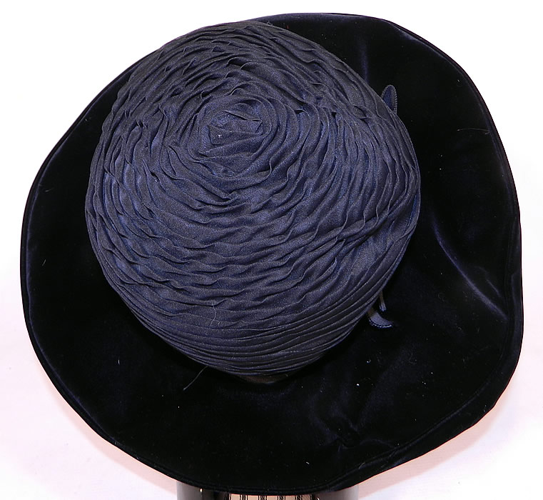 Vintage Joseph Magnin Black Pleated Ruched Silk Velvet Wide Brim Hat 
It is in good condition. 