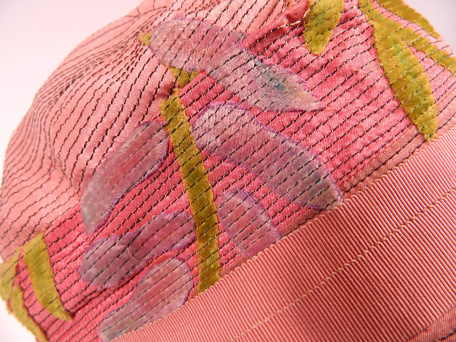 Vintage Art Deco Pink Silk Burnout Voided Velvet Floral Quilted Flapper Cloche Hat
This fabulous flapper cloche style hat has a form fitting style with slight front brim, pink grosgrain ribbon hatband trim and is fully lined in a pink silk fabric inside.