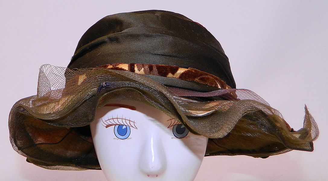 Vintage Brown Silk Voided Velvet Pink Flower Trim Wide Brim Cloche Hat
This vintage brown silk voided velvet pink flower trim wide brim cloche hat dates from the 1920s.