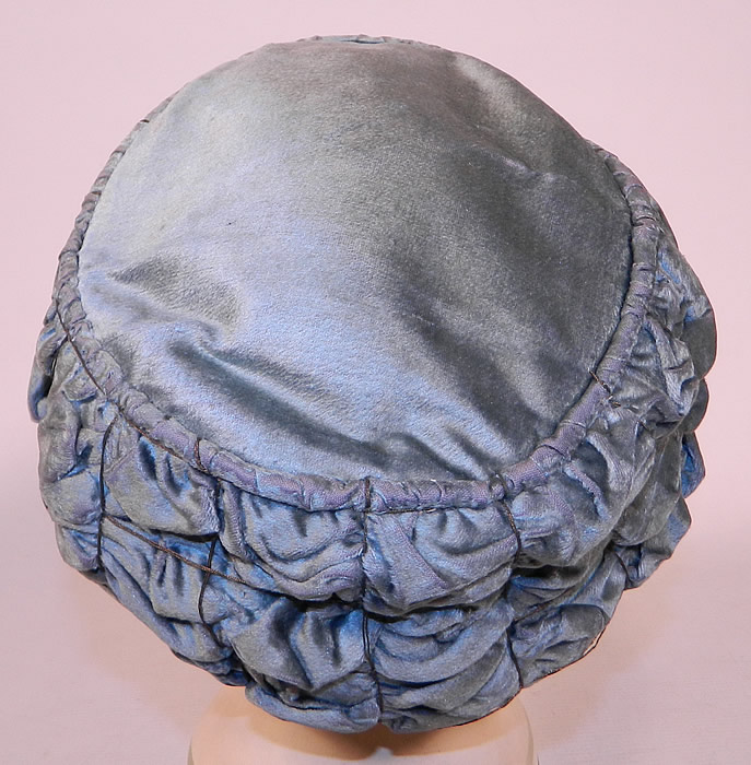 Vintage Ruched Cornflower Blue Gray Velvet Silver Lame Leaf Trim Toque Cloche Hat Lamé
It is in good condition, with only some slight wear, worn areas on the velvet nap fabric. 