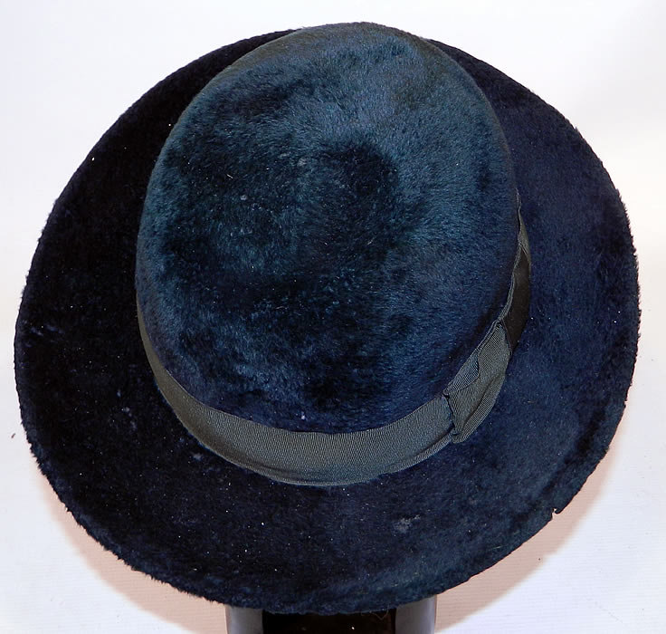 Edwardian Vintage Matteawan Mfg. Co. Green Felted Wool Derby Bowler Hat
The hat measures 23 inches inside crown circumference and is 40 inches outside the brim. 