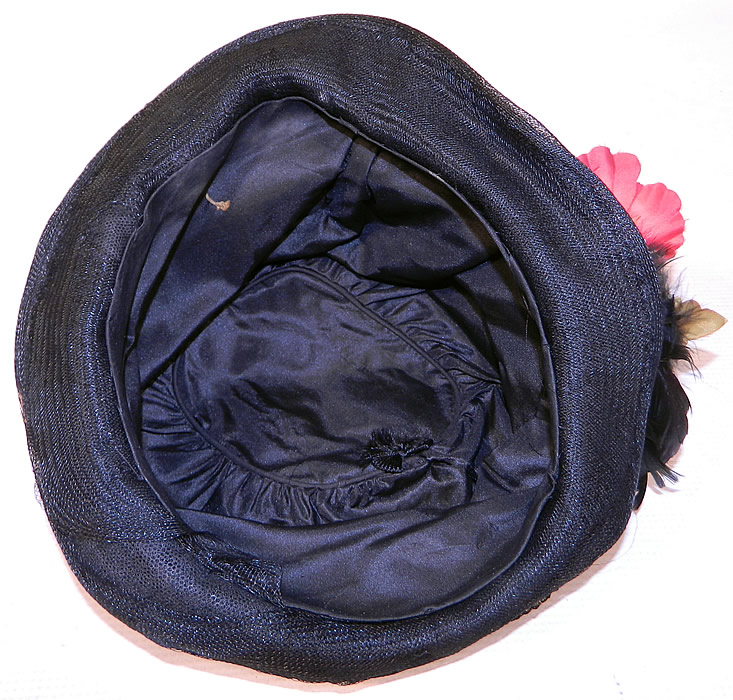 Vintage  Black Woven Straw Silk Lace Red Flower Feather Trim Flapper Cloche Hat
This fabulous flapper cloche style hat is form fitting, with a slight rolled front brim and is fully lined in a black silk fabric inside. 