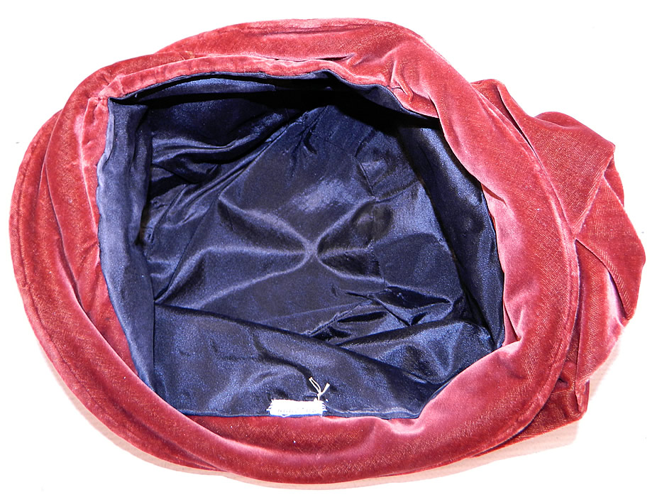 Vintage Art Deco Burgundy Red Silk Velvet Wrapped Turban Toque  Cloche Hat
It is lined in a black silk fabric inside. 