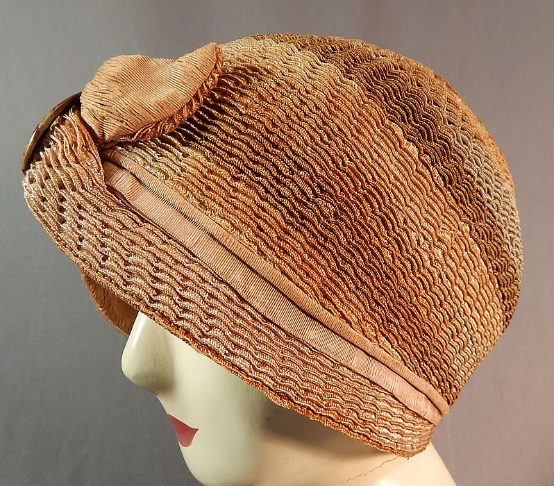 Vintage Art Deco Striped Brown Ombre Woven Straw Flapper Cloche Hat & Buckle
This fabulous flapper cloche style hat is form fitting, with a slight folded rolled brim, silk grosgrain trim edging and is unlined. 