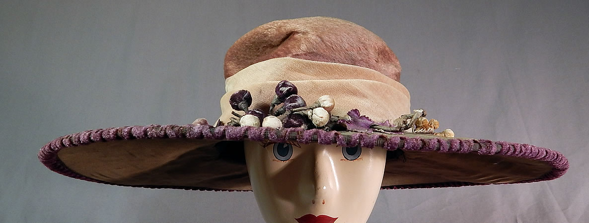 Edwardian Lavender Purple Gray Velvet Grape Berry Leaf Large Wide Brim Hat
This beautiful belle epoque grand hat has a circular wide brim, a tall large round crown and is fully lined in black silk. 