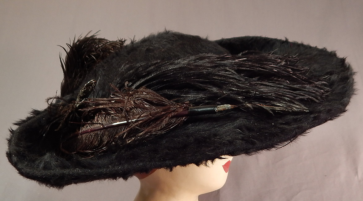 Edwardian Titanic Black Beaver Felt Fur Feather Large Wide Upturned Brim Tricorn Hat
It is made of a black plush beaver felt fur fabric, with black ostrich feather plumes trim. 