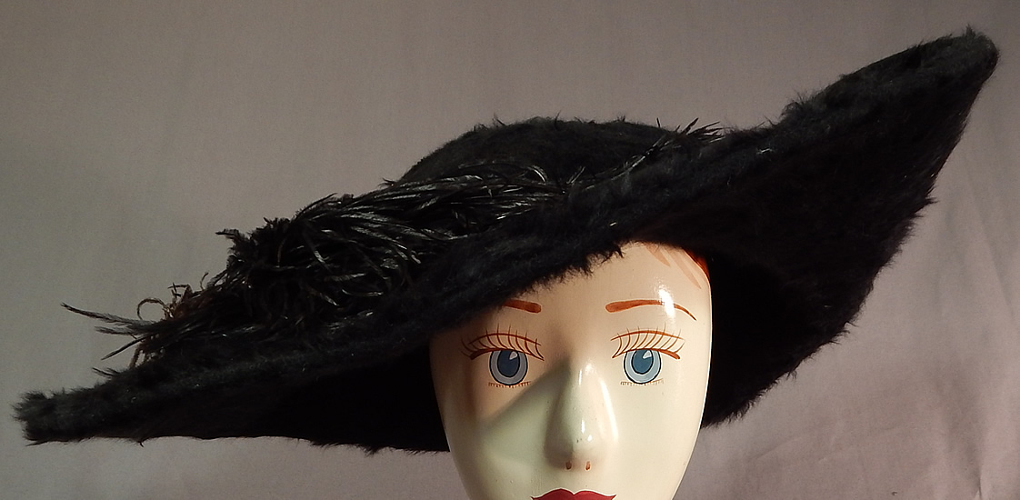 Edwardian Titanic Black Beaver Felt Fur Feather Large Wide Upturned Brim Tricorn Hat
This fabulous furry grand hat has a wide brim upturned along the sides creating a tricorn style and a large oversized round crown. 