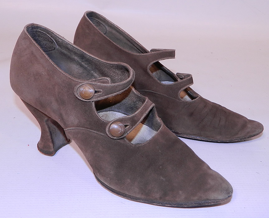 Vintage Marshall Field Co Chicago Taupe Gray Suede Button Strap Mary Jane Shoes. These charming womens Mary Jane style shoes have a double button strap closures across the front instep vamps, pointed toes and leather covered French Louis XV spool heels. 