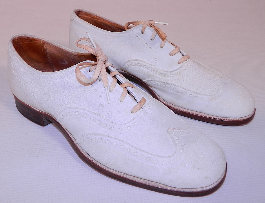 Vintage Bullock's Wilshire White Suede Leather Wing Tip Brogue Dress Shoes. These beautiful brogue style wing tip oxford dress shoes have a pointed toe cap with winged extensions in a W shape, the original white shoe string laces and stacked wooden cube heels.